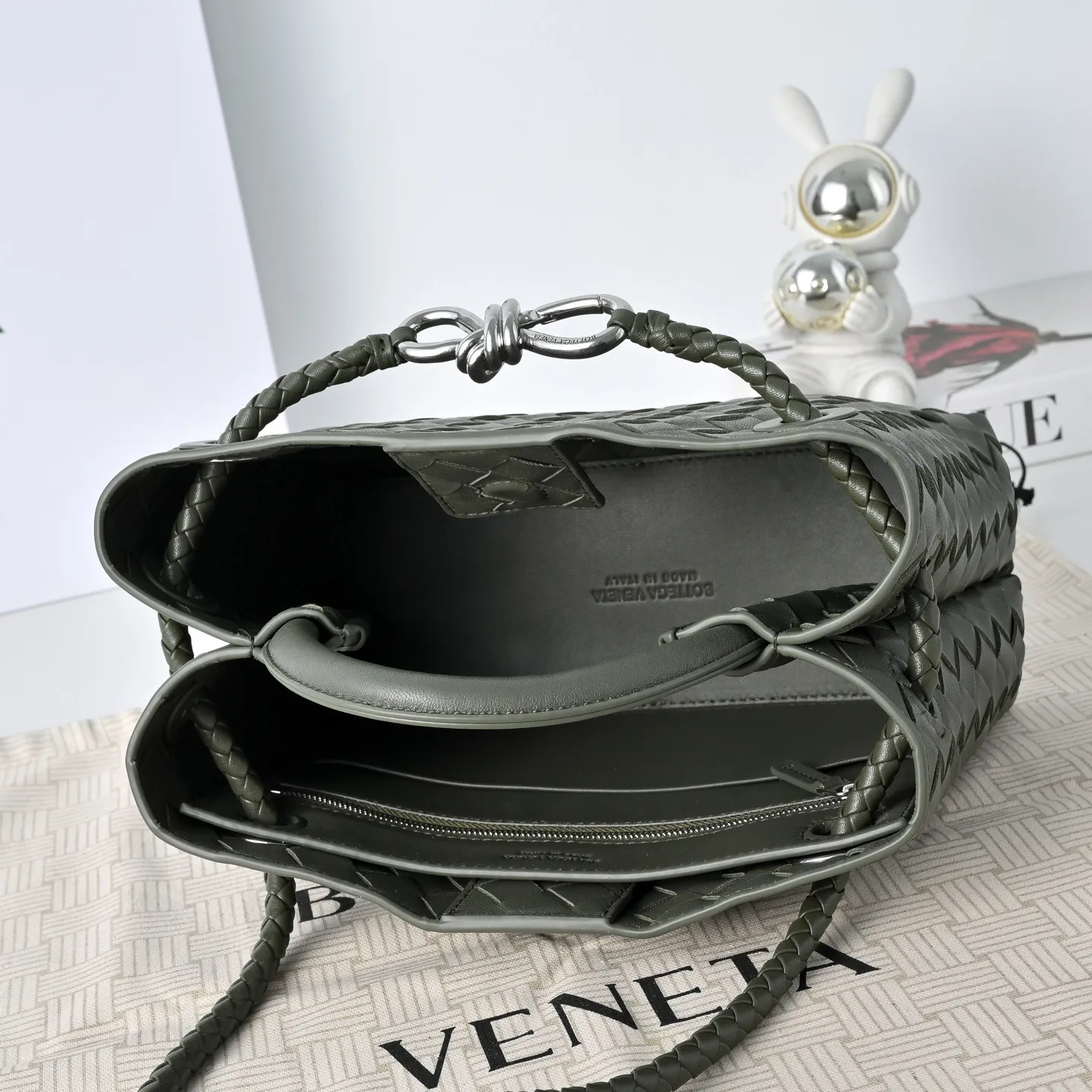 Batch 1860 B's 2023 spring and summer new style continues the brand's woven pattern style with detailed metal knot switch buckles. This time, the shoulder straps are also made into tube weaves, showing different craftsmanship. The carrying method is versatile to create more different styles. Intrecciato woven leather small handbag, equipped with sliding crossbody strap. Internal compartments, including 1 zipper pocket and 2 open pockets. Magnetic buckle closure. Size: 25*20*10cm Model: 7463